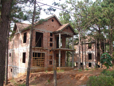 Măng Đen - Xót xa biệt thự bỏ hoang